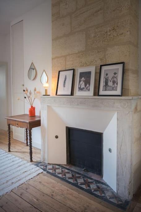 Appartement Avec Son Patio Dans Centre Historique De Bourg Esterno foto