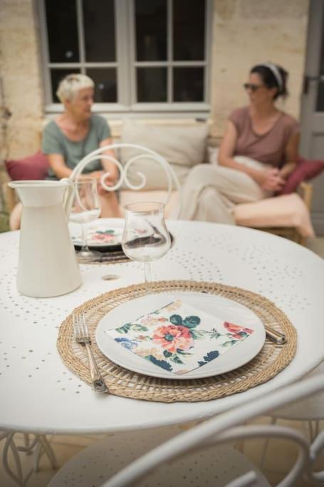 Appartement Avec Son Patio Dans Centre Historique De Bourg Esterno foto