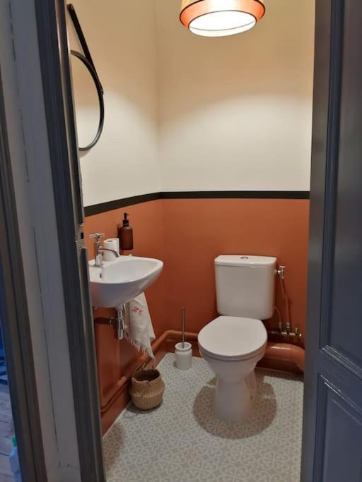 Appartement Avec Son Patio Dans Centre Historique De Bourg Esterno foto