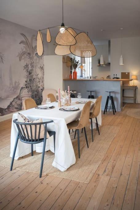 Appartement Avec Son Patio Dans Centre Historique De Bourg Esterno foto