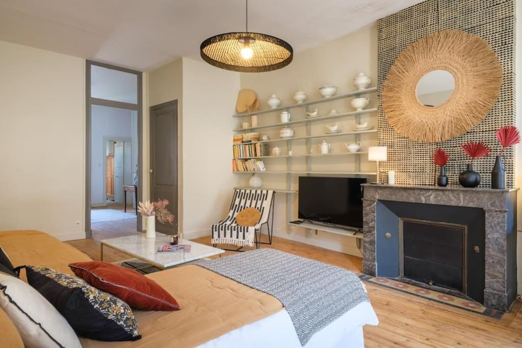Appartement Avec Son Patio Dans Centre Historique De Bourg Esterno foto